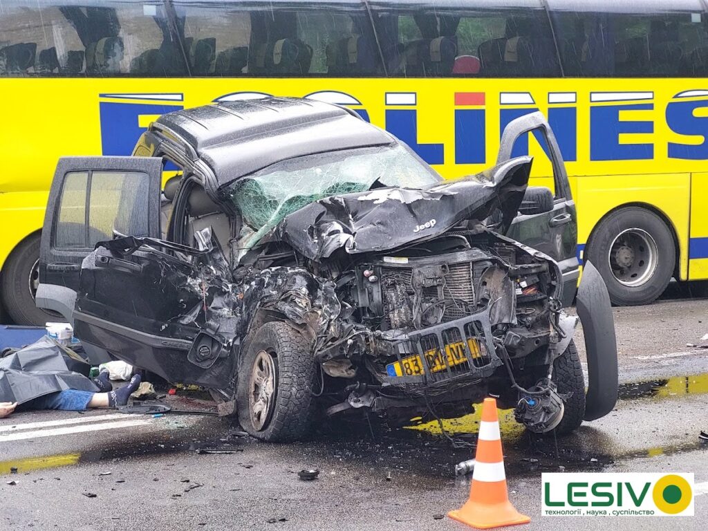 Жахлива ДТП у Борисполі: позашляховик протаранив міжміський автобус